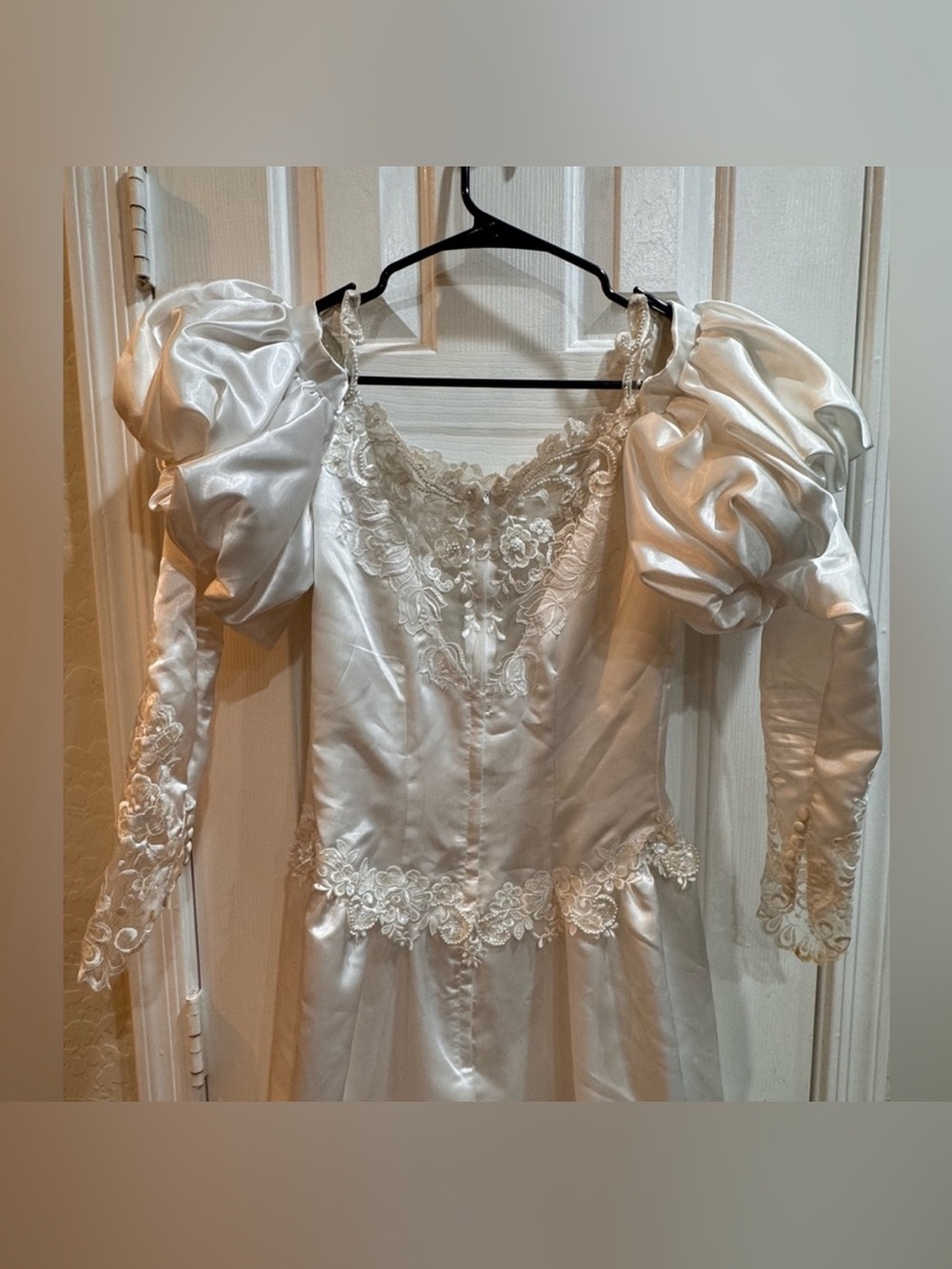 Elegant Vintage White Lace Long Train Bridal Gown. Size: XS - Picture 3 of 15